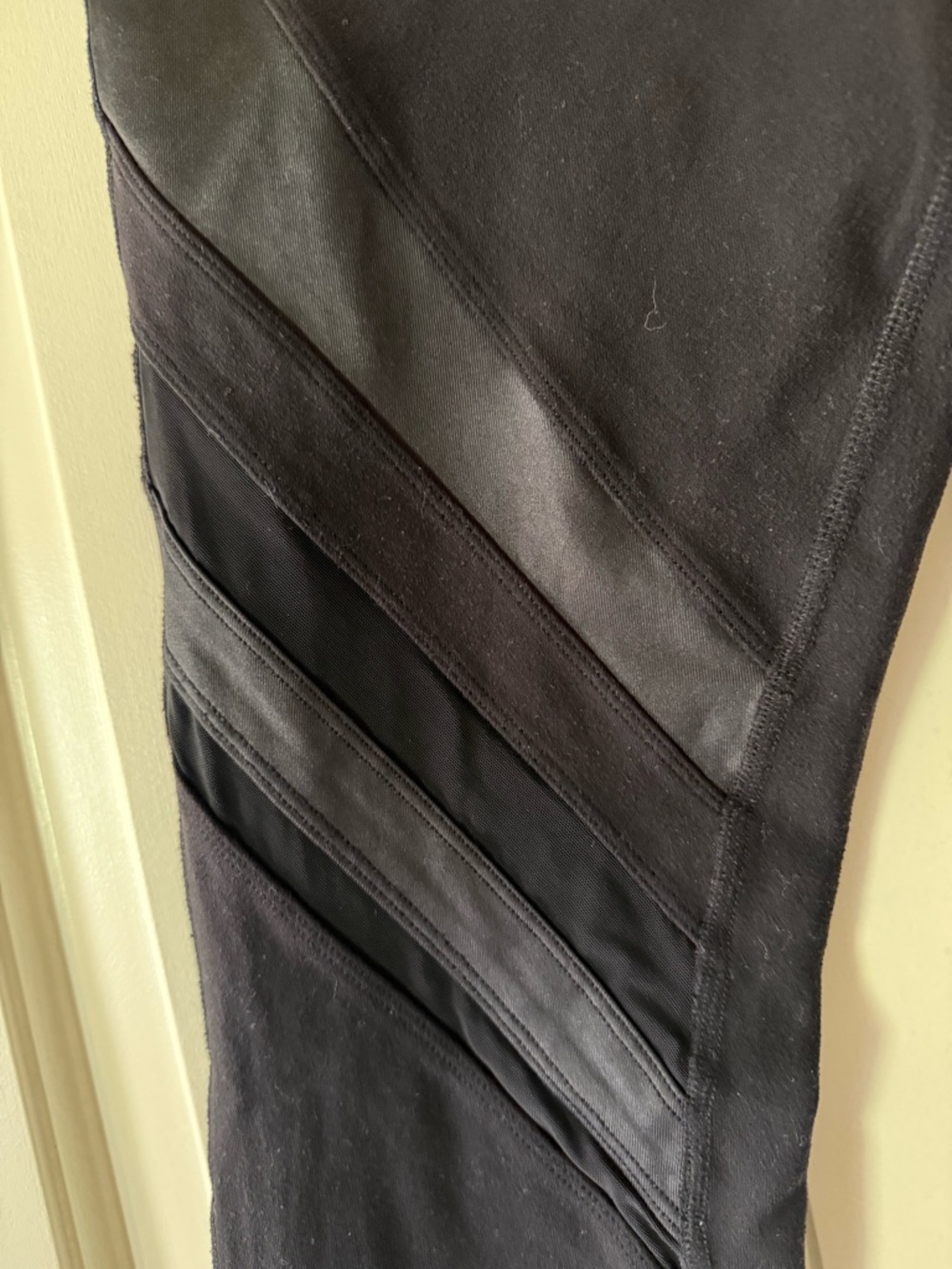 ALO Black Athletic leggings with beautiful detailing - Picture 3 of 9